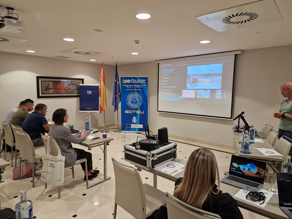 Alumnos en el aula del taller.